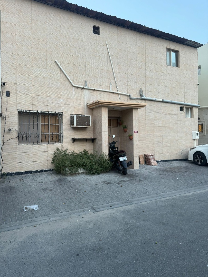 بناية في مدينة عيسى للبــيع