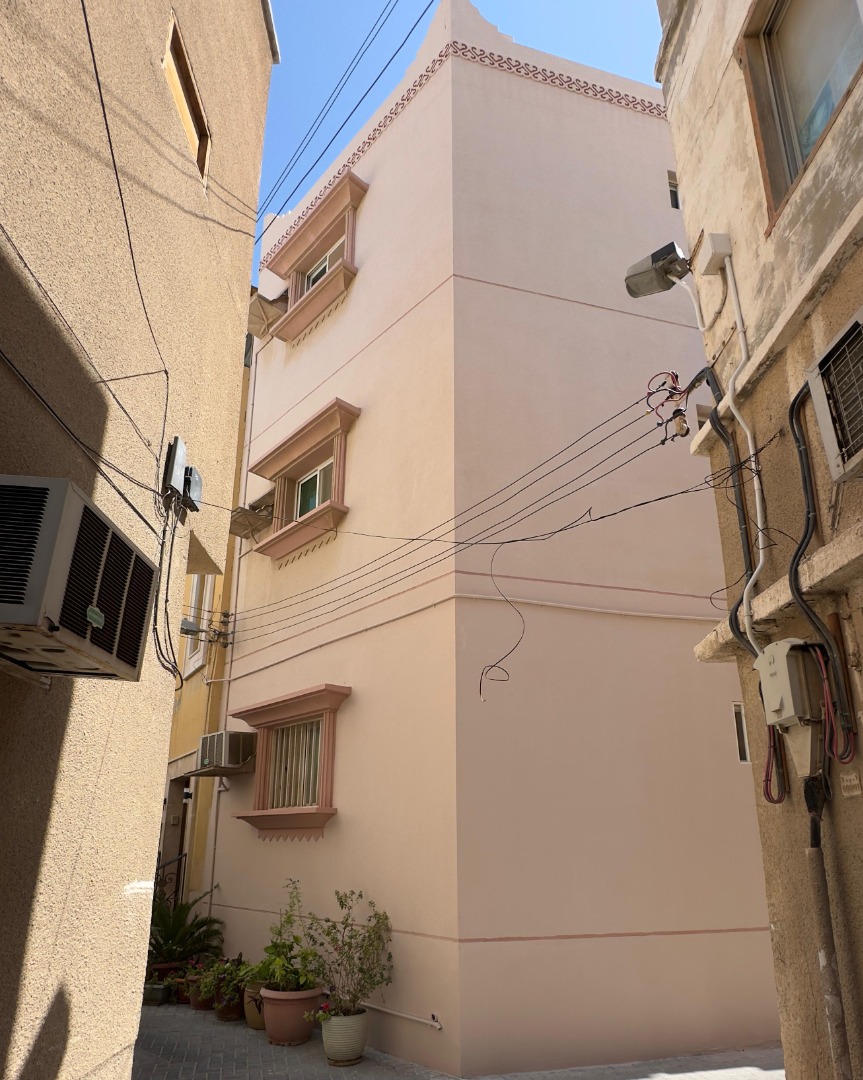 بناية في الحد للبــيع