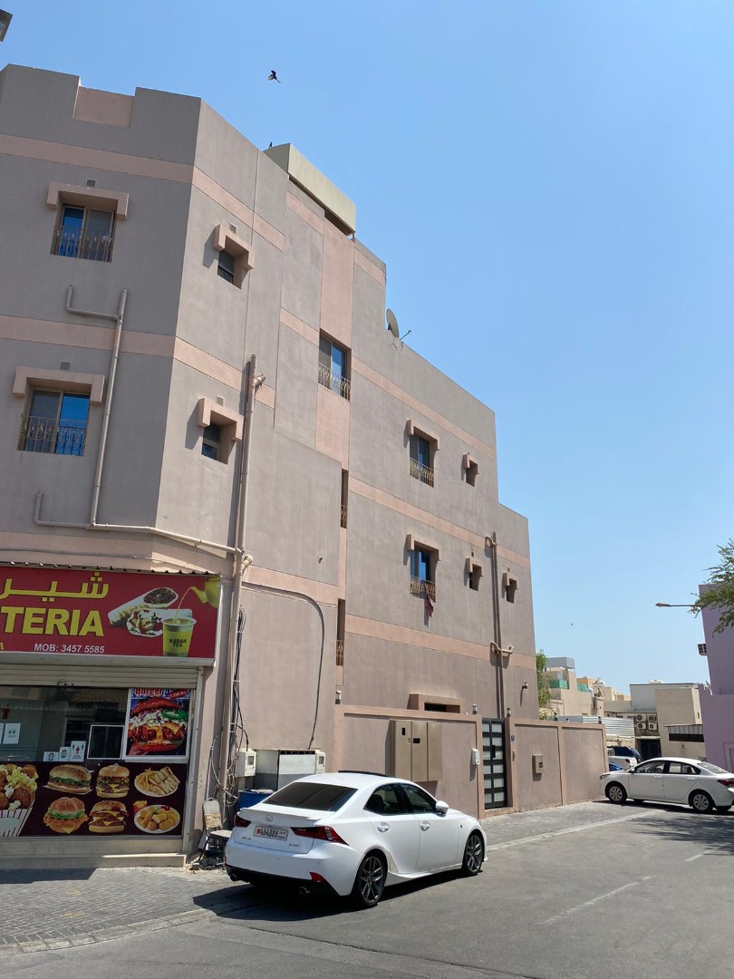 بناية في المحرق للبــيع