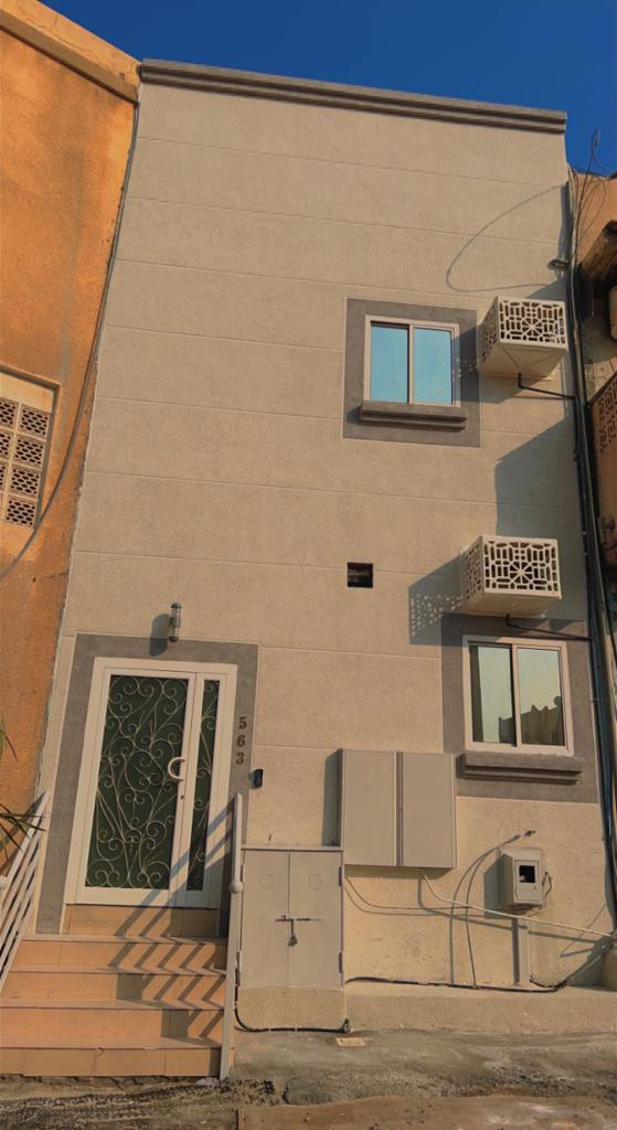 بناية في المحرق للبــيع