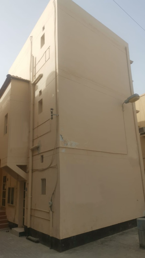 بناية في المحرق للبــيع