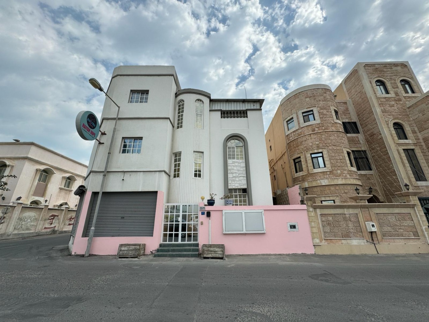 بناية في سماهيج للبــيع