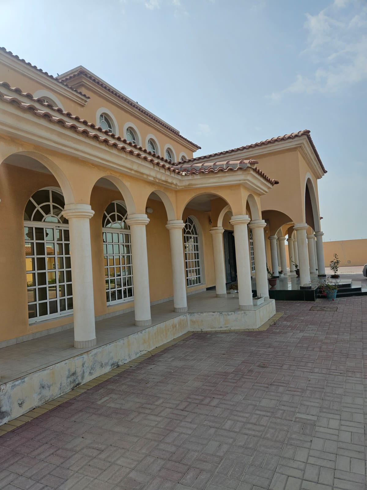 فيلا في الجنبية للبــيع