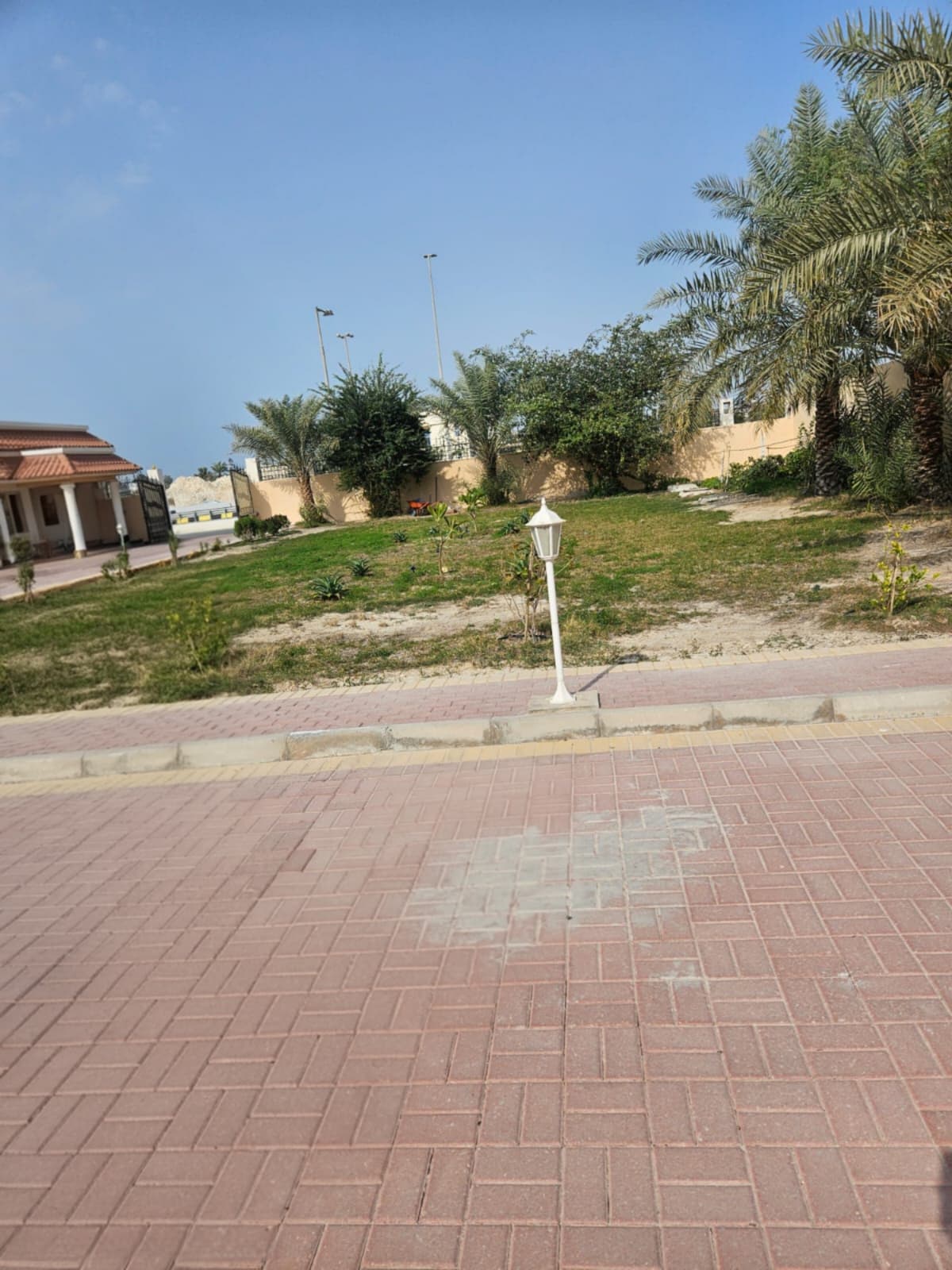فيلا في الجنبية للبــيع