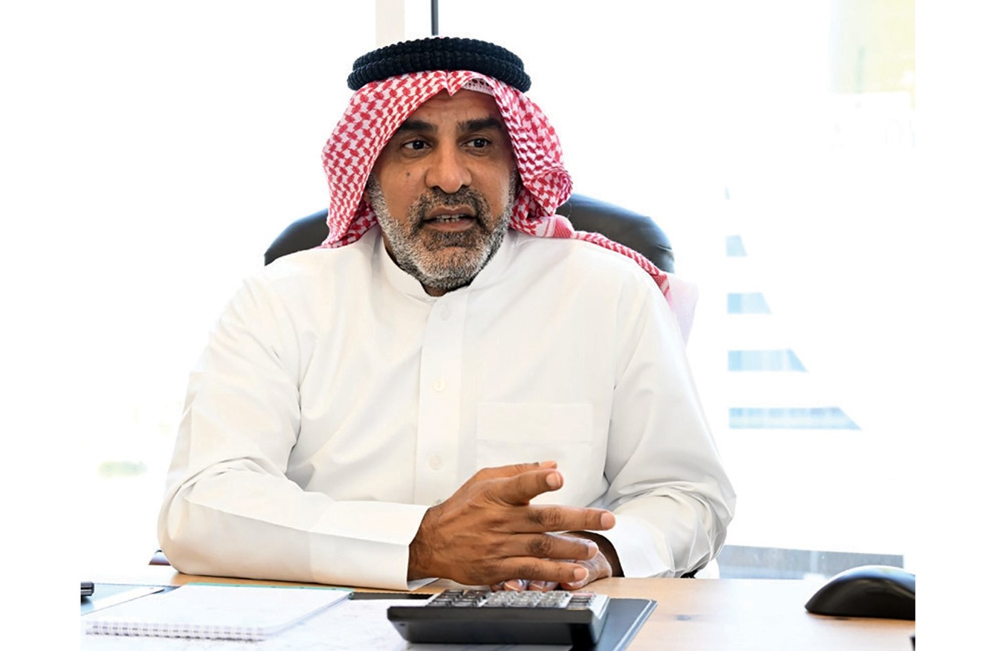 أحمد منصور... ولد التجارة وفي جيبه 100 دينار